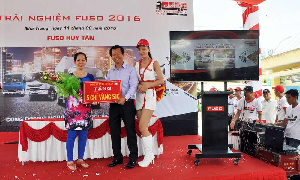 Đại diện FUSO Huy Tân trao tặng ưu đãi đặc biệt cho quý khách hàng