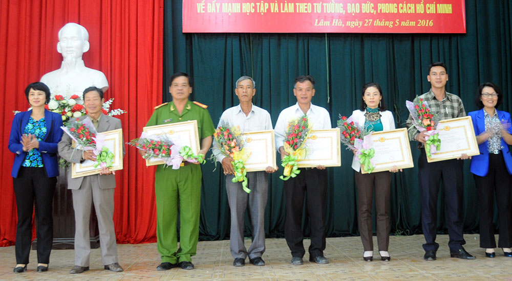 Đảng ủy xã Phú Sơn là một trong những tập thể được Huyện ủy Lâm Hà tặng Giấy khen vì đã có nhiều thành tích trong học tập và làm theo tấm gương đạo đức Hồ Chí Minh thời gian qua
