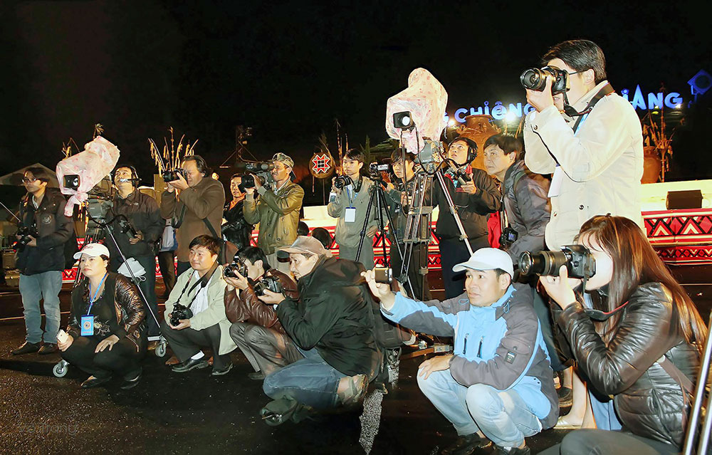 Các phóng viên tác nghiệp tại Lễ hội Cồng chiêng tỉnh Lâm Đồng. Ảnh: THỤY TRANG