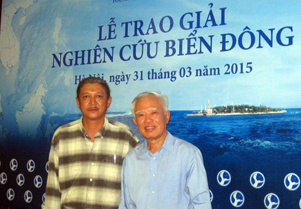 Nhà báo Văn Quang và nguyên Phó Thủ tướng Vũ Khoan trong lễ trao giải viết về Biển Đông