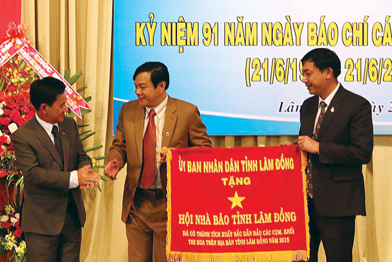 UBND tỉnh Lâm Đồng đã tặng Cờ cho Hội Nhà báo Lâm Đồng