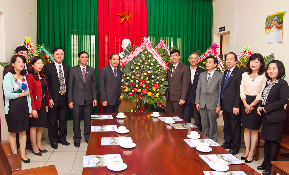 Lãnh đạo tỉnh tặng hoa chúc mừng Hội Nhà báo tỉnh Lâm Đồng