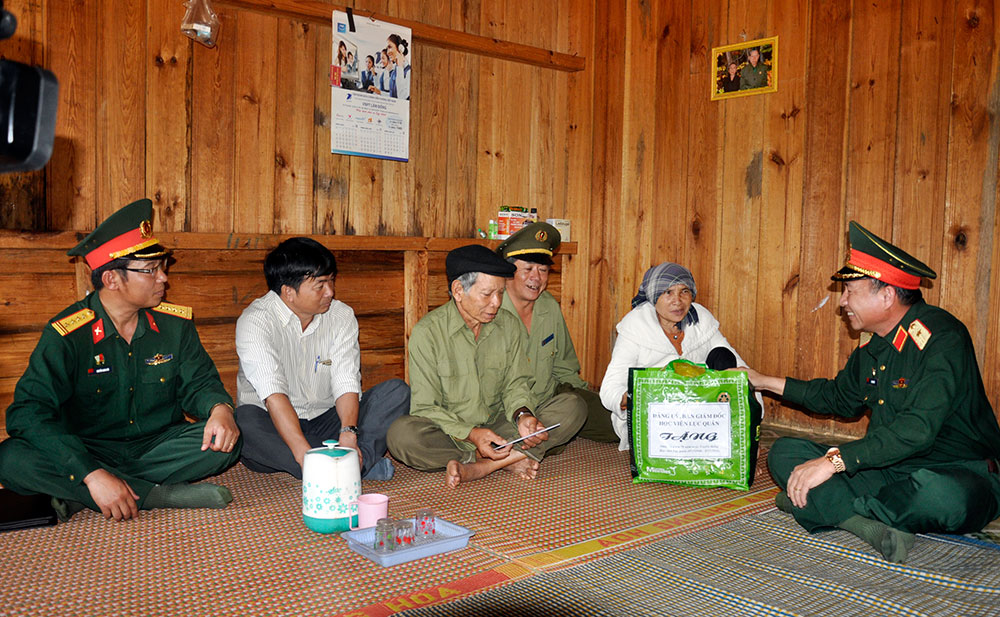 Lãnh đạo Học viện thăm tặng quà gia đình bà Đơng Gur K Húi - thân nhân liệt sỹ (thôn Tu Póh)