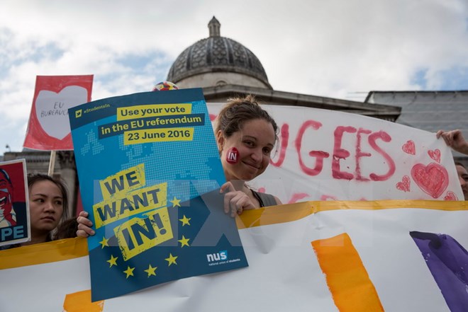 Giới trẻ tại Anh tham gia vận động ở lại EU tại thủ đô London ngày 21/6. (Nguồn: EPA/TTXVN)