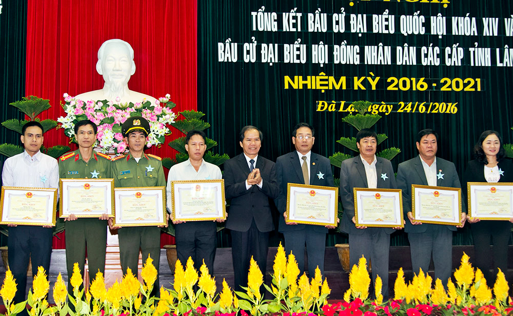 Bí thư Tỉnh ủy Nguyễn Xuân Tiến tặng Bằng khen cho các tập thể đã có nhiều đóng góp tích cực trong công tác bầu cử