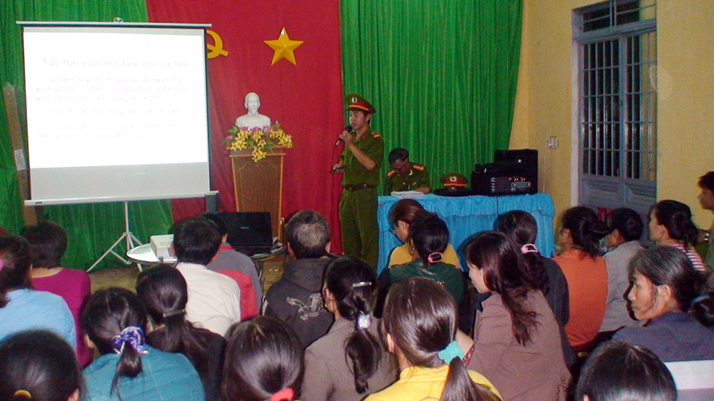 Công an huyện Đơn Dương tuyên truyền pháp luật cho người dân