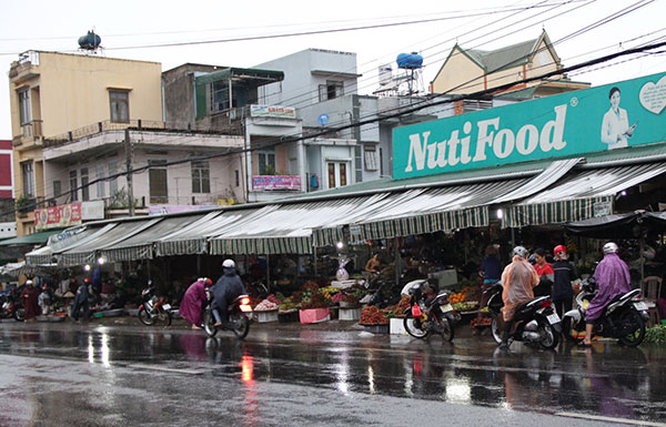 Lấn chiếm vỉa hè, lề đường kinh doanh, buôn bán tại chợ Lộc Châu (TP Bảo Lộc)