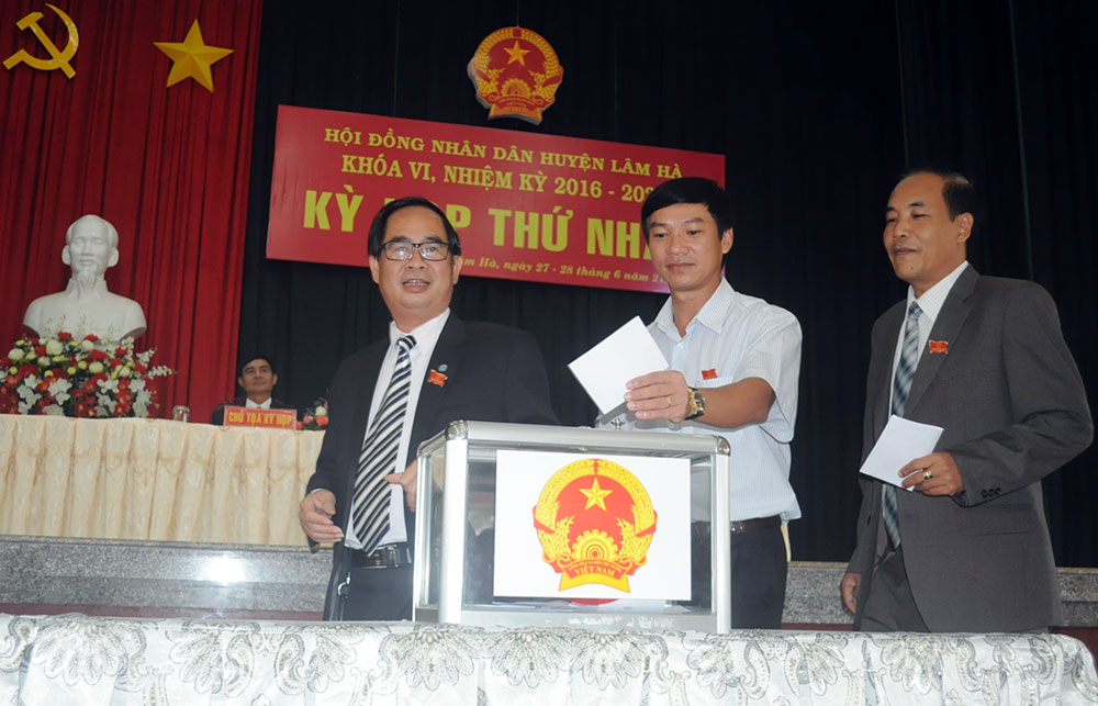 Các đại biểu bỏ phiếu bầu các chức danh HĐND huyện Lâm Hà khóa VI