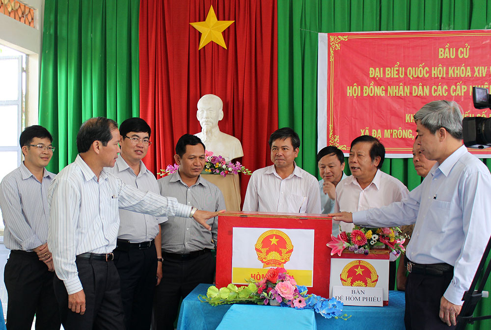 Bí thư Tỉnh ủy Nguyễn Xuân Tiến (thứ hai, trái qua) kiểm tra công tác chuẩn bị bầu cử tại huyện Đam Rông