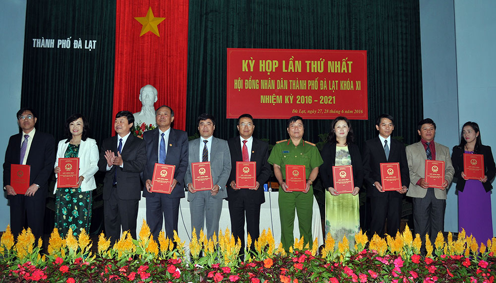 Trao giấy chứng nhận đại biểu HĐND thành phố Đà Lạt khóa XI, nhiệm kỳ 2016 - 2021 