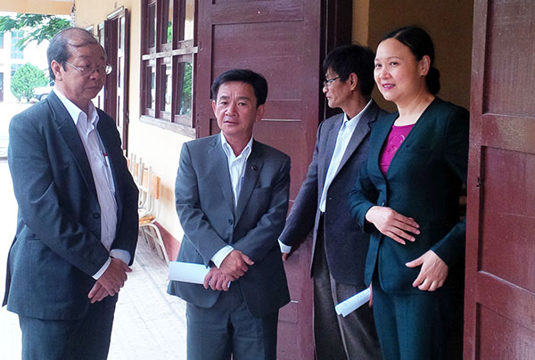 Phó Chủ tịch UBND tỉnh Phan Văn Đa (thứ hai, trái qua) kiểm tra tại điểm thi huyện Đơn Dương. Ảnh: TUẤN LINH