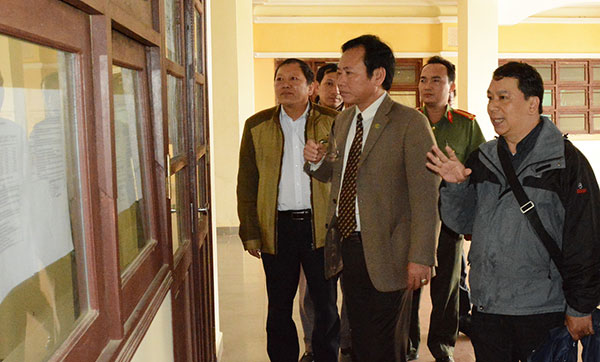 Phó Chủ tịch UBND tỉnh Nguyễn Văn Yên kiểm tra bảng niêm yết tên thí sinh tại Đại học Yersin