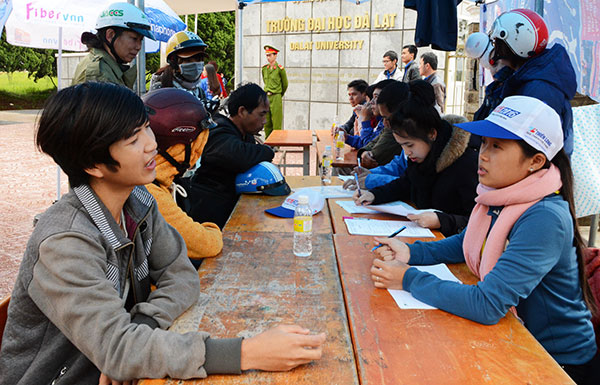 Tình nguyện viên đang hướng dẫn cho thí sinh tại điểm thi trường Đại học Đà Lạt 