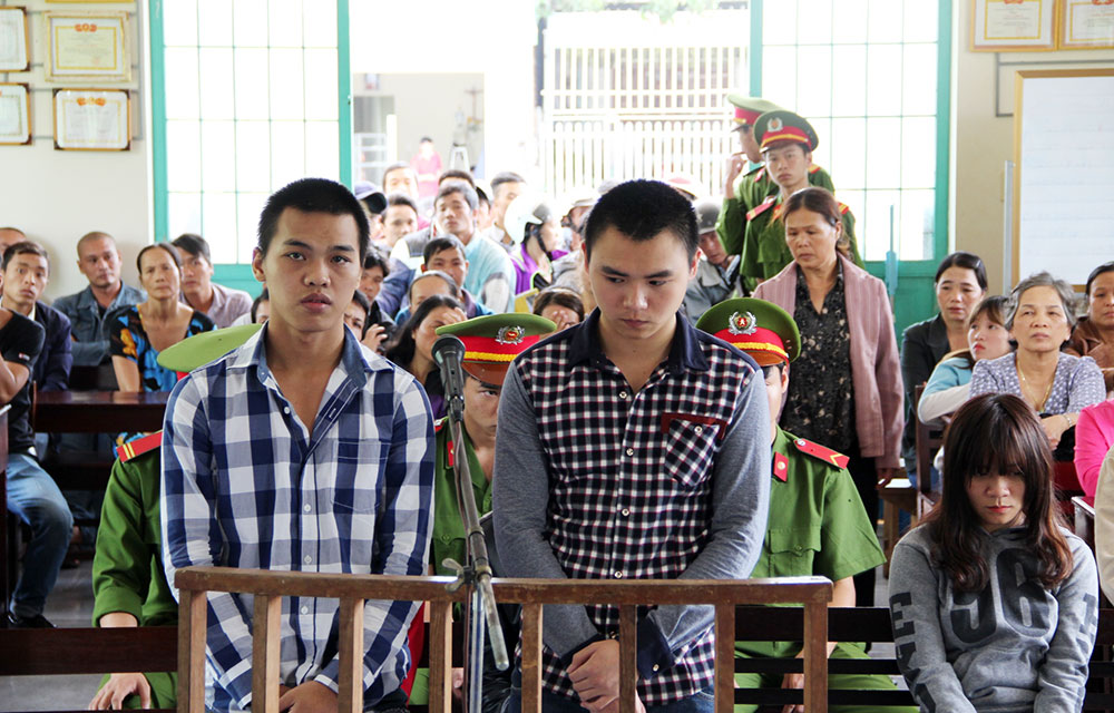 Hai bị cáo Minh và Hòa tại phiên tòa (thứ tự từ trái qua) bị truy tố về tội “giết người”