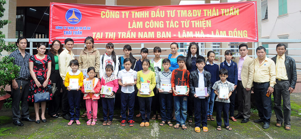 Trao quà cho học sinh nghèo vượt khó học giỏi tại huyện Lâm Hà