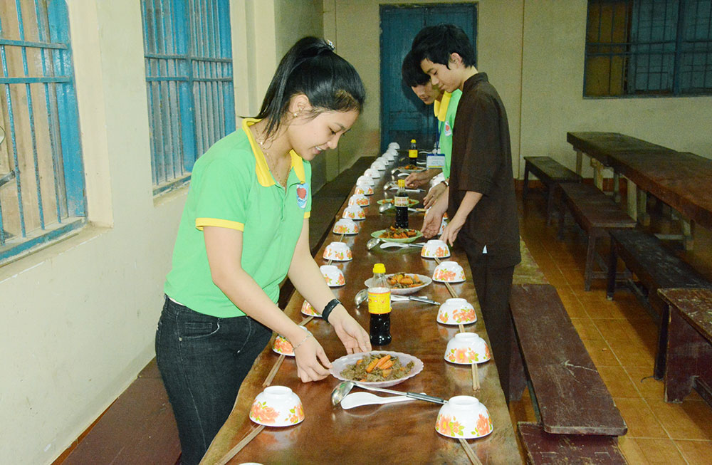Chuẩn bị cơm cho các thí sinh tại Thiền viện Vạn Hạnh.