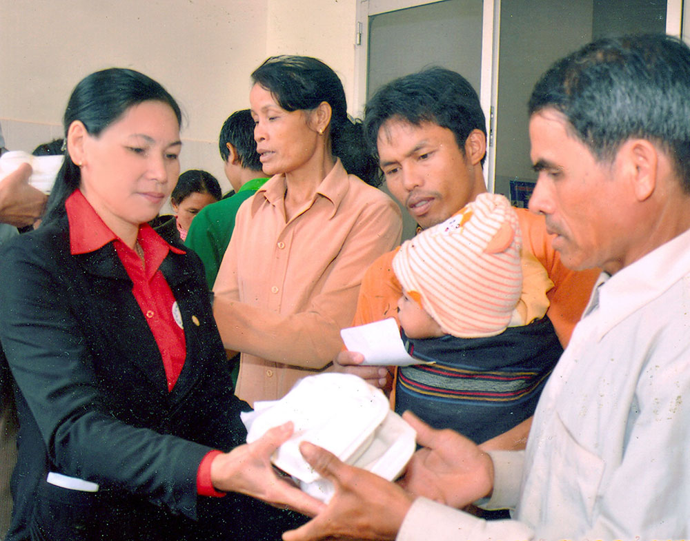 Chị Đinh Thị Tâm (bên trái) cấp phát thức ăn giúp bệnh nhân tại Bệnh viện Di Linh