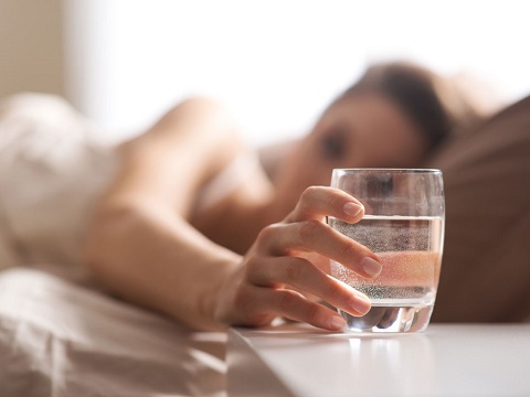 Uống nước trước khi đi ngủ giúp ngủ ngon hơn