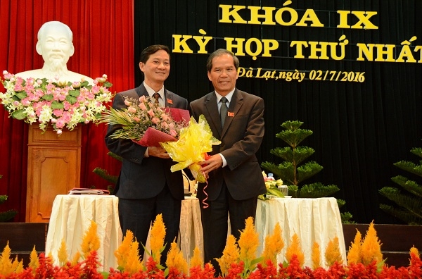 Bí thư Tỉnh ủy tặng hoa chúc mừng Tân chủ tịch HĐND tỉnh khóa IX Trần Đức Quận.