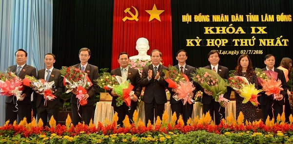 Đồng chí Nguyễn Xuân Tiến UVTƯ Đảng,Bí thư Tỉnh ủy,Chủ tịch HĐND tỉnh khóa VIII tặng hoa cho các đại biểu mới trúng cử kỳ họp HĐND khóa IX
