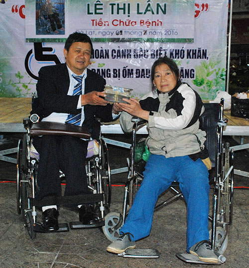 Số tiền quyên góp được trao cho chị Nguyễn Thị Lân