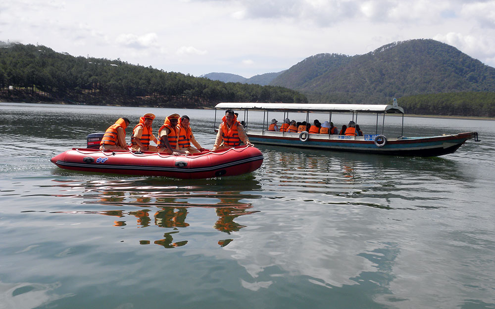 Lực lượng chức năng thường xuyên kiểm tra dịch vụ du lịch đường thủy tại hồ Tuyền Lâm