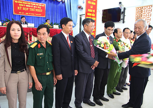 Ông Lê Hoàng Phụng, Bí thư Thành ủy Bảo Lộc, tặng hoa chúc mừng cán bộ chủ chốt và thành viên UBND TP Bảo Lộc