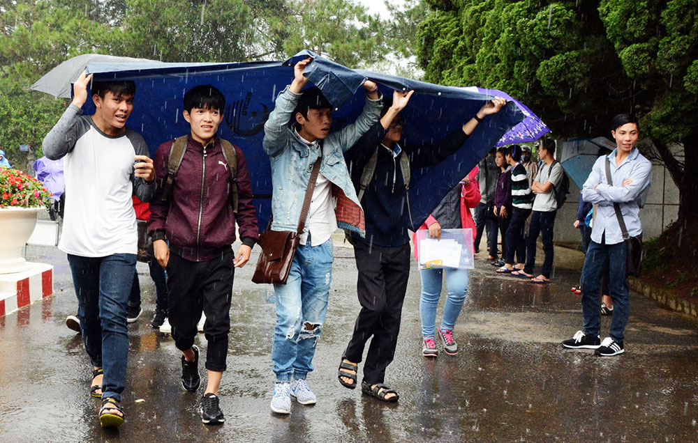 Thí sinh đội mưa đi thi trong ngày thi cuối cùng tại Đà Lạt