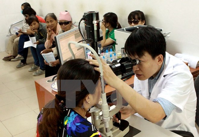 Khám cho người đau mắt đỏ tại Bệnh viện Mắt Trung ương. (Ảnh: TTXVN/Vietnam+)