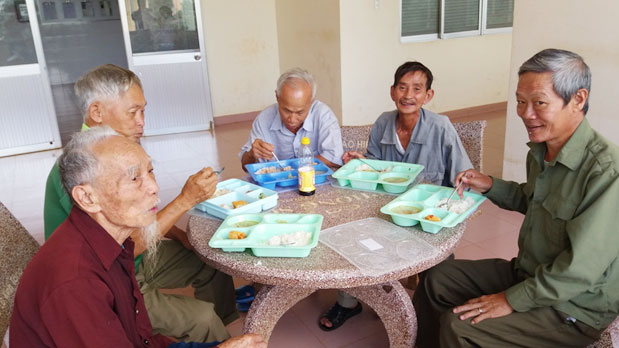 Niềm vui của các bệnh nhân nghèo khi được hỗ trợ bữa ăn miễn phí