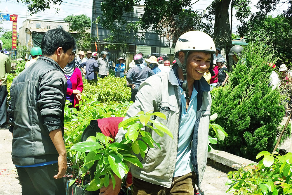 Niềm vui của người dân xã Lộc Phú trong ngày nhận cây giống