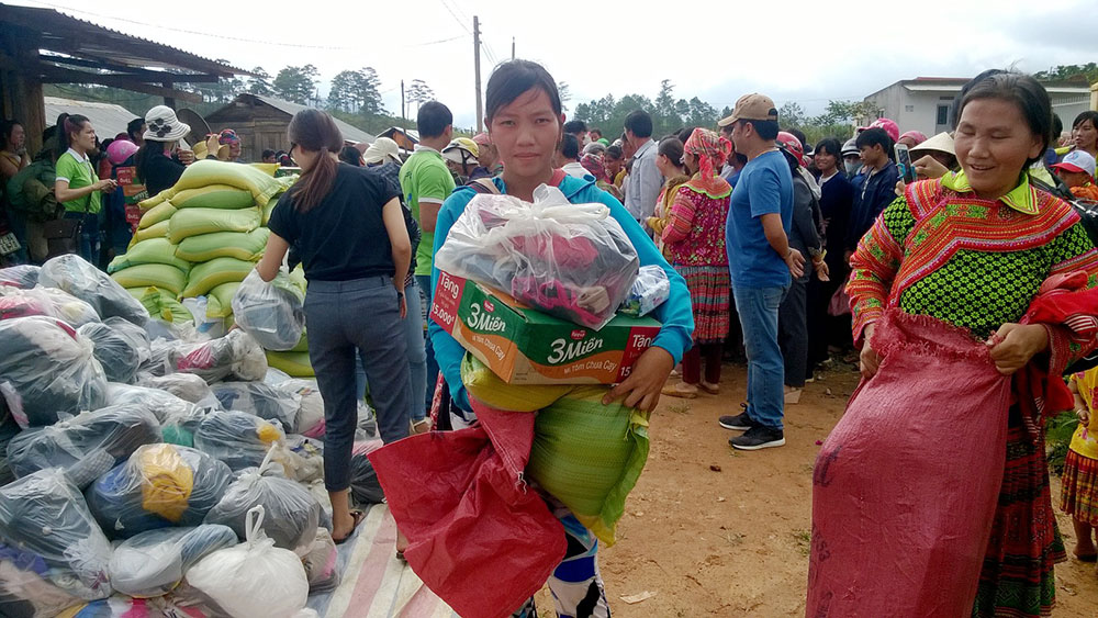 200 suất quà đến với dân nghèo xã Phi Liêng