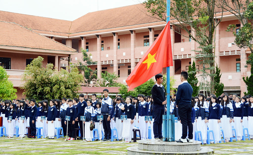 Chào cờ trong ngày tựu trường năm học 2015-2016 tại Trường THPT Bùi Thị Xuân