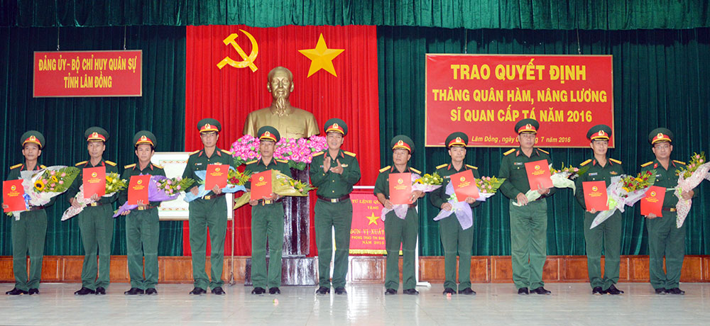 Đại tá Nguyễn Nhật Nga - Chính ủy Bộ CHQS tỉnh trao Quyết định thăng quân hàm cho các Sĩ quan cấp tá