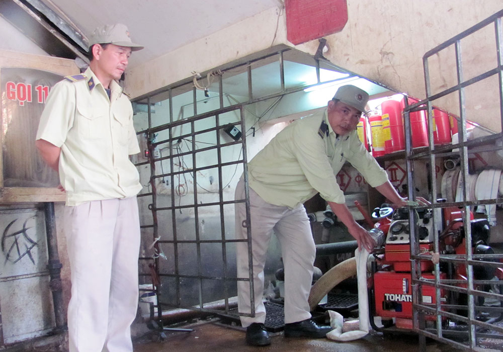 Đội viên Đội PCCC chợ Đà Lạt thực hiện việc kiểm tra máy bơm nước chữa cháy định kỳ