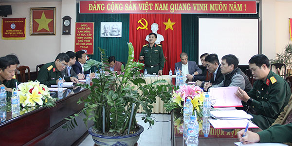 Đại tá Nguyễn Nhật Nga - Chính ủy Bộ CHQS tỉnh phát biểu tại hội nghị