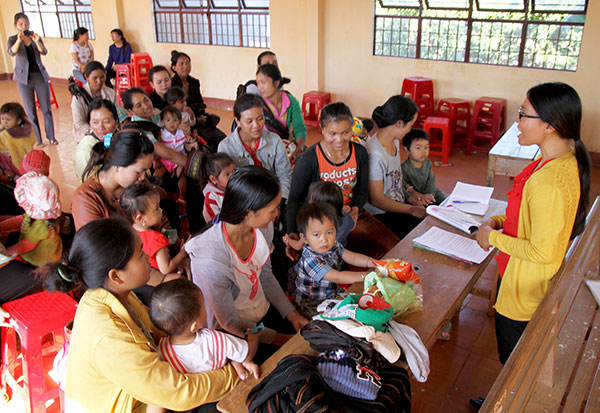 Phụ nữ DTTS tại Di Linh tham gia lớp học về xây dựng gia đình. Ảnh: PHAN NHÂN