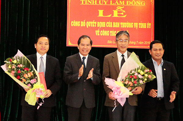 Bí thư Tỉnh ủy Nguyễn Xuân Tiến tặng hoa chúc mừng các đồng chí nhận nhiệm vụ mới