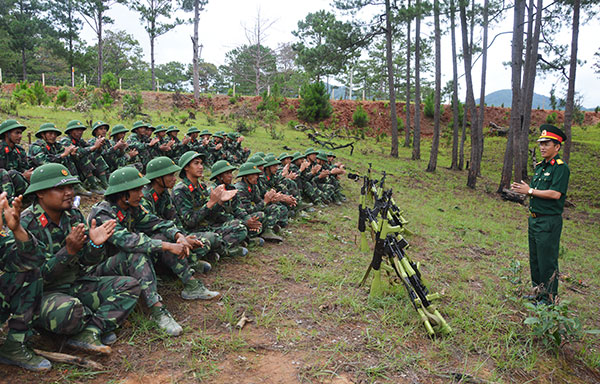 Thượng tá Nguyễn Tuấn Anh động viên chiến sĩ DBĐV huyện trước giờ kiểm tra bắn đạn thật