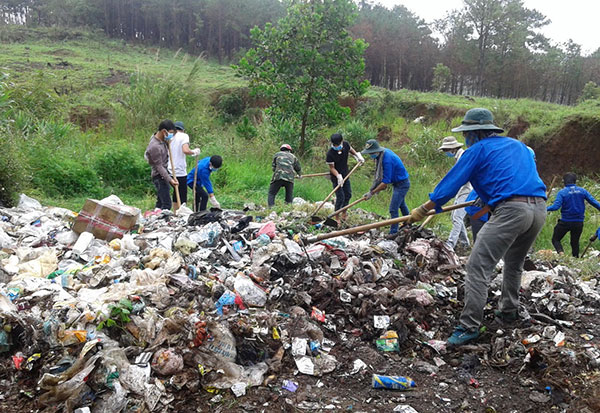 Sinh viên tình nguyện cùng thanh niên địa phương dọn dẹp vệ sinh tại bãi rác xã B’Lá