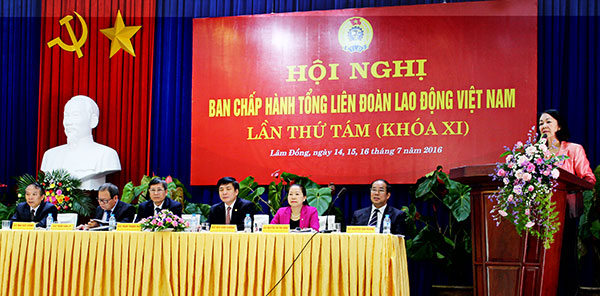 Đồng chí Trương Thị Mai phát biểu tại Hội nghị. Ảnh: VĂN BÁU