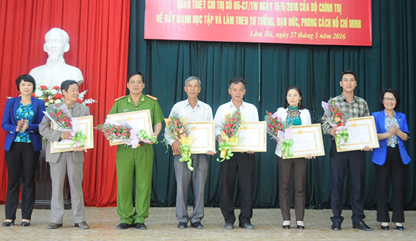 Huyện ủy Lâm Hà tặng giấy khen cho các tập thể và cá nhân có nhiều thành tích trong học tập và làm theo Bác