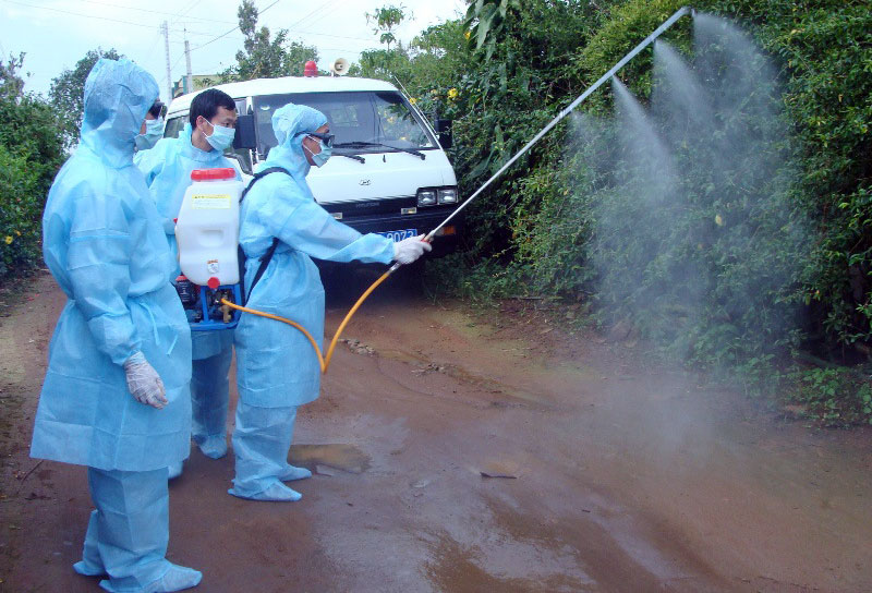 Phun thuốc xử lý các ổ dịch sốt xuất huyết trong khu dân cư tại Bảo Lộc