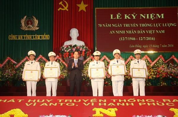 Phó Chủ tịch UBND tỉnh Trần Ngọc Liêm trao tặng Bằng khen cho các cá nhân và tập thể có thành tích xuất sắc trong phong trào bảo vệ an ninh quốc gia