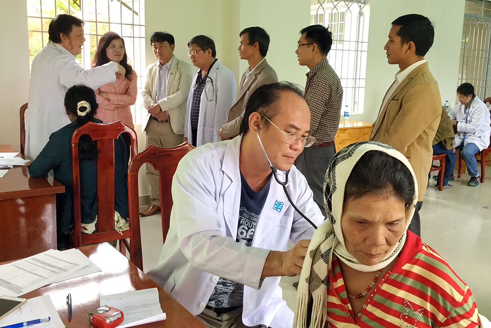 Đoàn bác sĩ thiện nguyện khám bệnh tại xã Đạ Chais