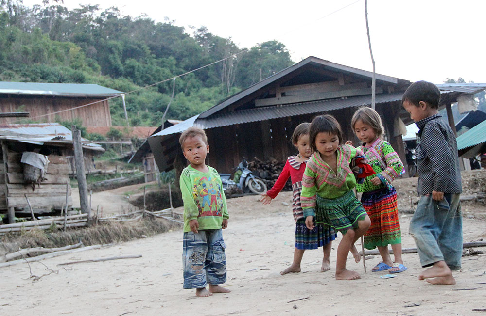 Trẻ em H’Mông giữa miệt núi rừng mịt mù