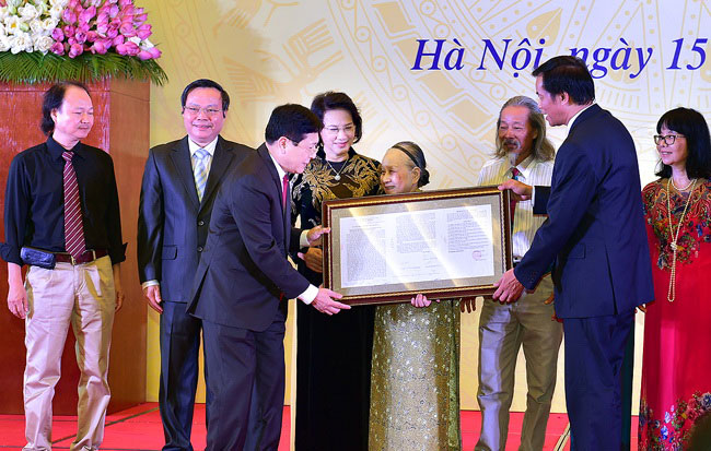 Đại diện gia đình cố nhạc sỹ trao văn bản hiến tặng bài Tiến quân ca (theo Chinhphu.vn).