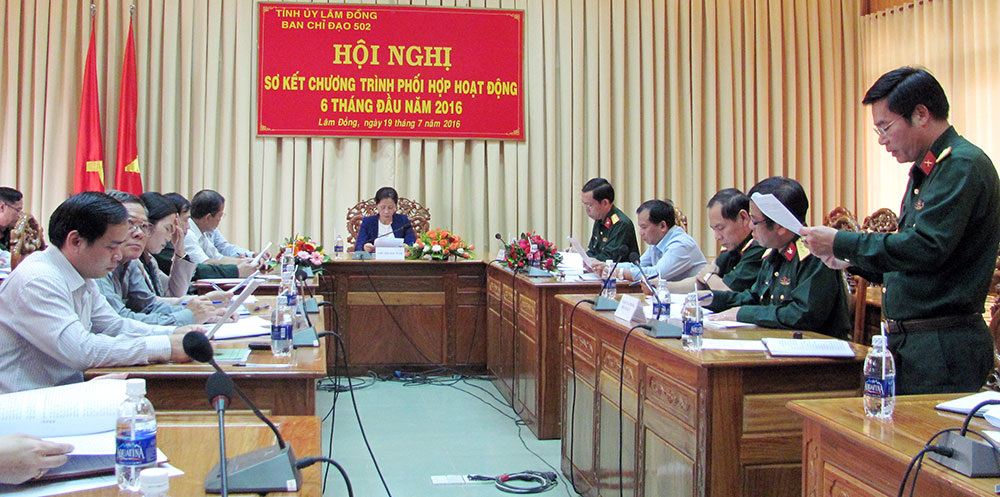 Thượng tá Trần Phương Hướng, Phó Chủ nhiệm chính trị BCHQS tỉnh báo cáo tình hình phối hợp 6 tháng đầu năm với Ban chỉ đạo 502