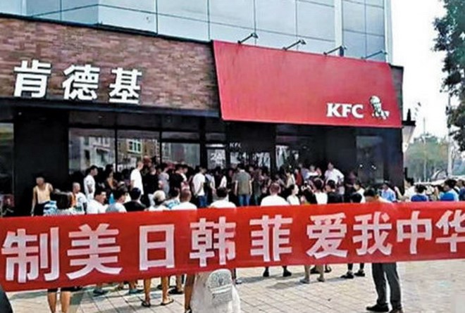 Người dân Trung Quốc biểu tình tẩy chay KFC. (Nguồn: Shanghaiist)
