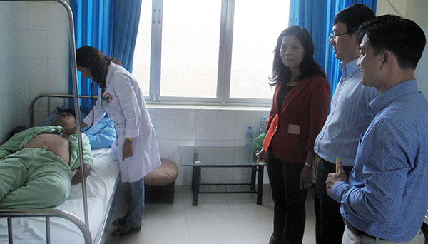Nguyễn Vũ Thượng - Phó Viện trưởng Viện Pasteur thành phố Hồ Chí Minh và Giám đốc Sở Y tế Lâm Đồng kiểm tra tình hình thu dung điều trị bệnh nhân SXH tại BVĐK tỉnh